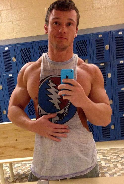 2012chef:  usmcjock:  WHY isn’t he shirtless? Those delts/traps are insane! The