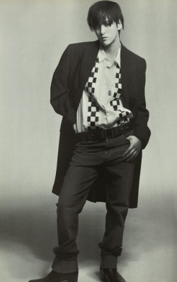 teenagedirtstache:  black coat, Richard Edwards; camicia di cotone con inserti a scacchi, Comme des Garcons Homme Plus; denim jeans, Levi’s. Cintura di pelle, Miu Miu; black boots Helmut Lang