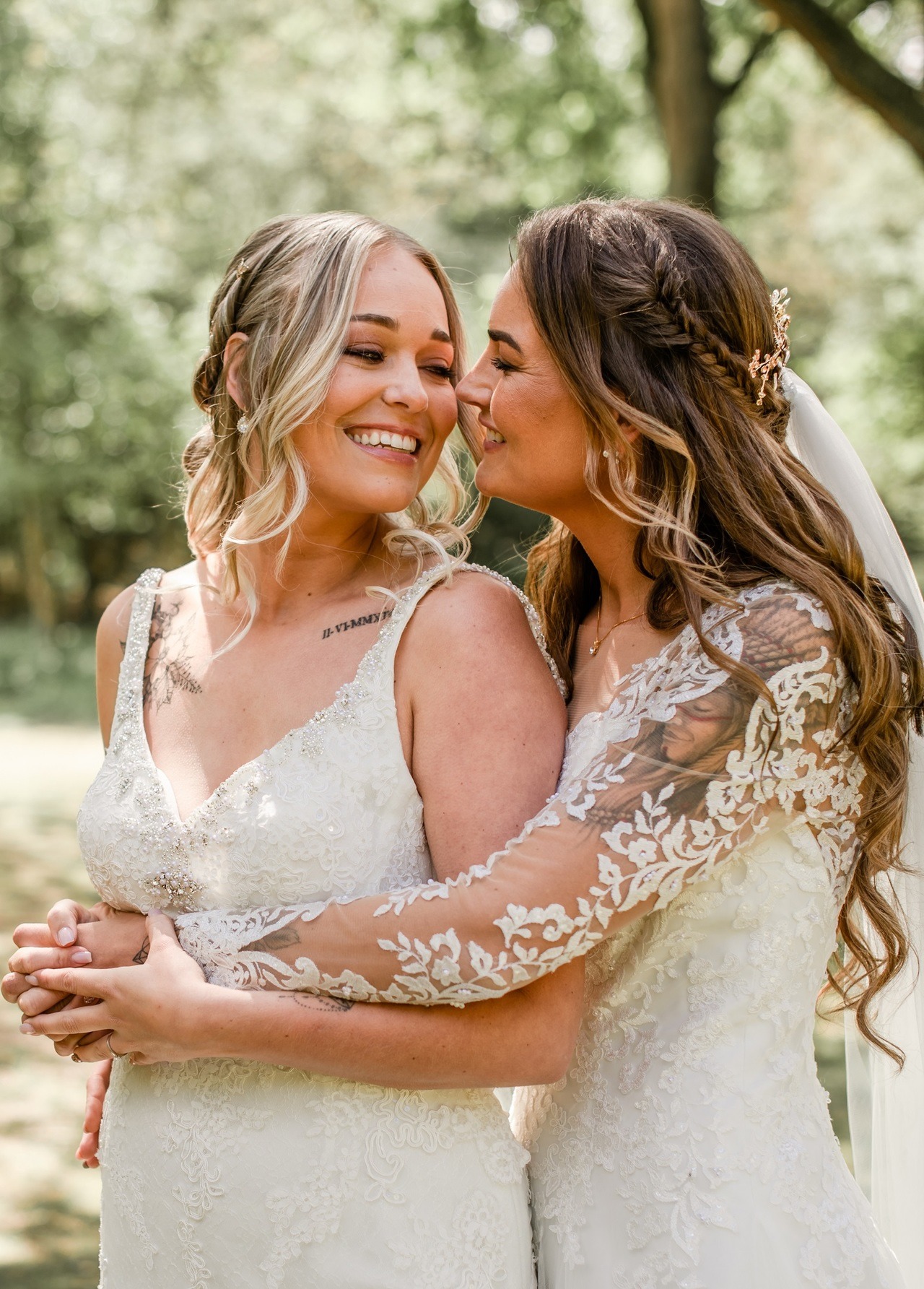 Лесбиянки жена любовница. Lesbian Wedding Kiss свадьба Дженни. Лесби в свадебных платьях. Лесбиянская свадьба в Азербайджане. Lesbian Wedding Day nude.