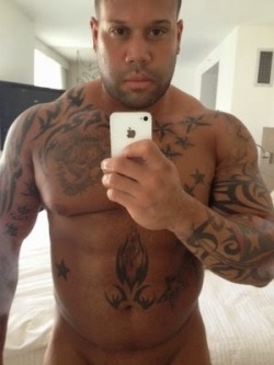 exclusivekiks:  Hot black guy 💋  http://exclusivekiks.tumblr.com/