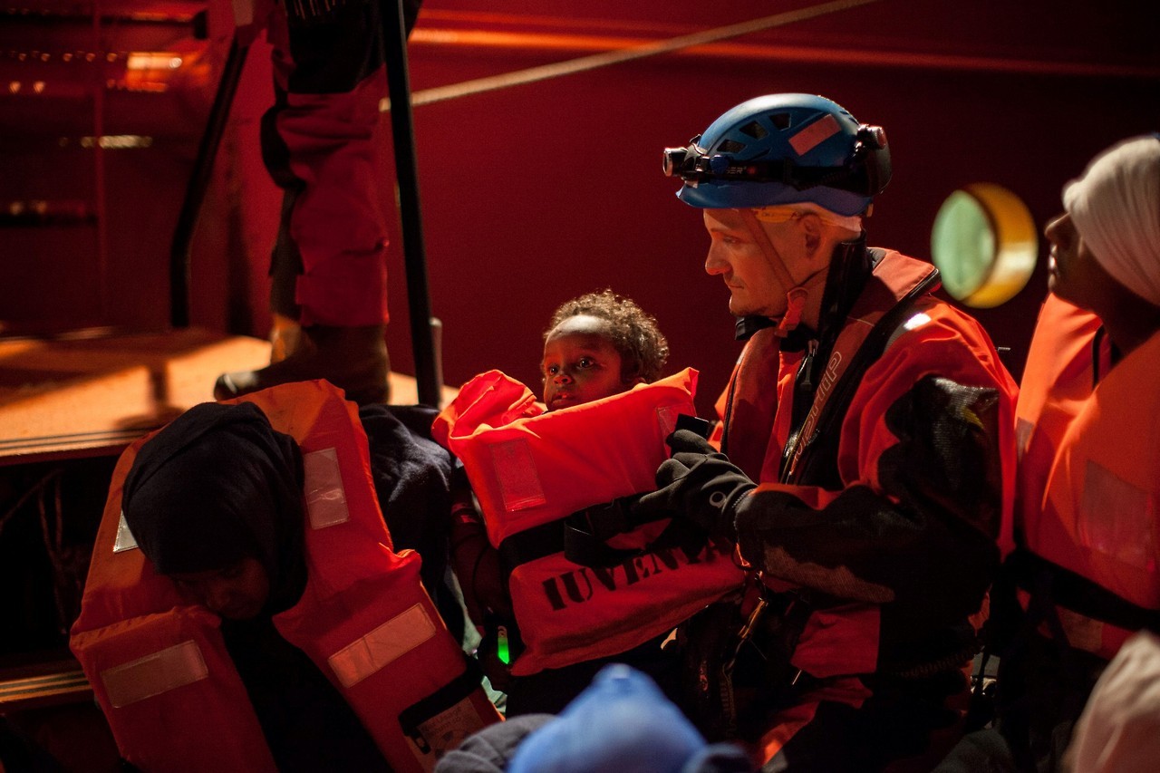 RESCATES. Unos 255 migrantes fueron rescatados durante la noche en el Mediterráneo frente a las costas de Libia, justo antes de que el mal tiempo azotara la zona. La ONG española Proactiva Open Arms recogió un bote de goma que transportaba a 134...