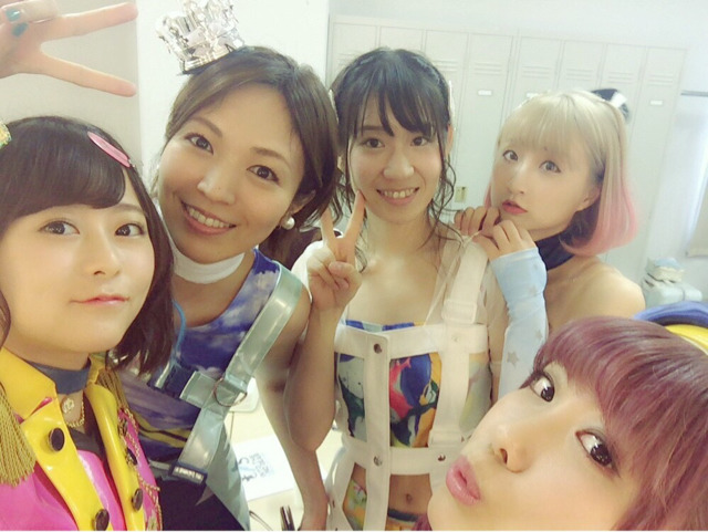 deraderadera:   More backstage photos of t7s 2nd live from Rena’s blog pt.1 