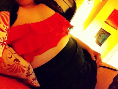 prettyplumpkitty: Sexy kitty midriffs.