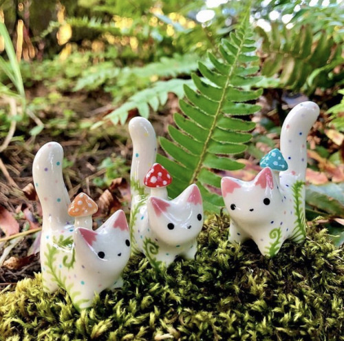 fairy-humor: ceramic cats by @/studiomimmiceramics on instagram!