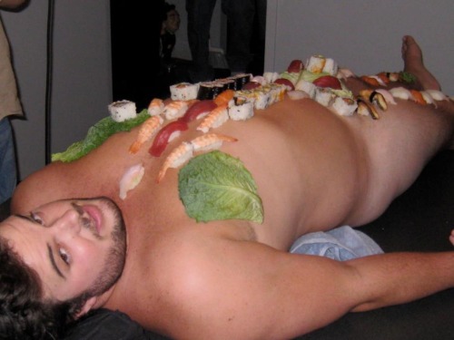 tonyvalenzuela:  bubbabearjxn:  picardy3:  housebearsofatlanta:  I had a dream I was eating sushi off a really hot cub …..  BON APETIT!!!   I my god yes!!  Oh god…