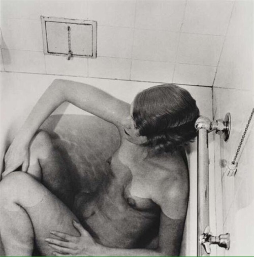 afroui:Man Ray | Lee Miller in Bath 1930
