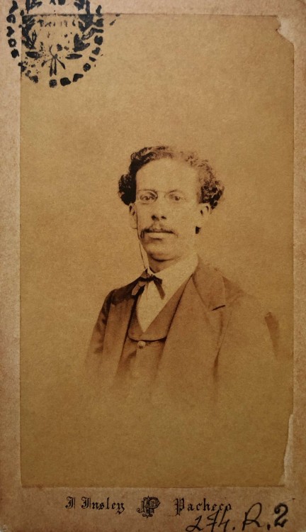 Quatro registros de Machado de Assis em três épocas diferentes e no mesmo estúdio fotográfico, o do fotógrafo Joaquim Insley Pacheco. Os dois primeiros retratos datam de 1864, aproximadamente. No mesmo ano, o escritor falou sobre o estúdio numa...