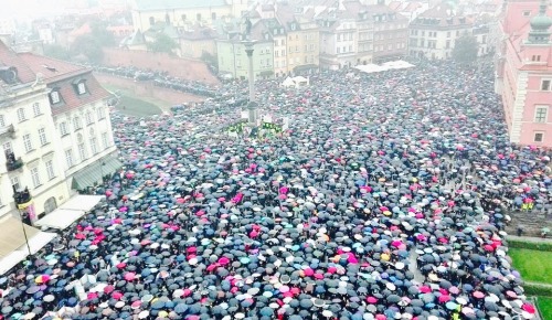 rivier:  tresa-cho:  nondeducible:  25 thousand people gathered in Warsaw to protest the proposed anti-abortion bill as part of a nationwide women’s strike. Thousands of people, chanting, singing, and carrying pro-choice signs, gathered in Castle Square