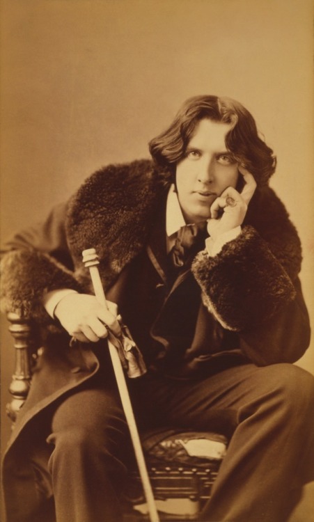 OSCAR WILDE ON DRESSby David IsleWe remember Oscar Wilde today mainly through his epigrams. Wilde wa