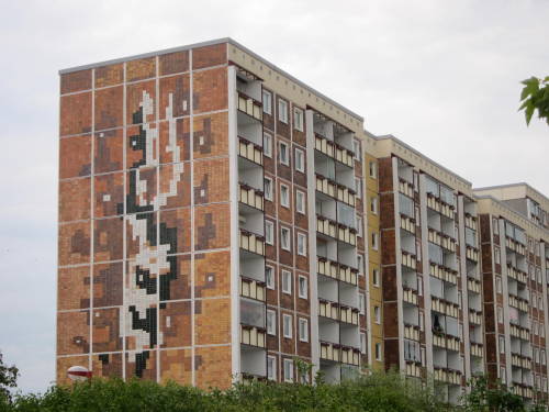 anemoneberlin: plattenbau mit wandbild, Rostock, Deutschland