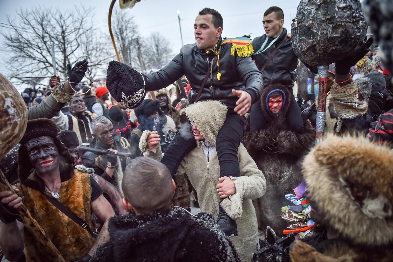 UCRANIA. La fiesta de invierno Malanka o Celebraciones del Año Viejo es uno de los festivales tradicionales más populares que se celebra cada año en el pueblo de Krasnoilsk, oeste de Ucrania en la víspera de Año Nuevo de acuerdo con el antiguo...