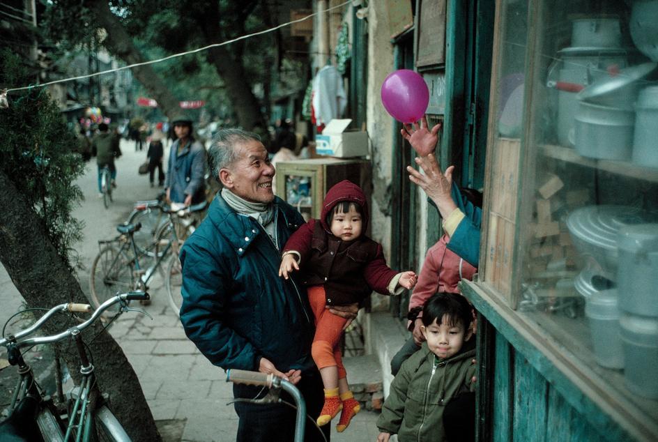 old-vietnam:  VIETNAM. Hanoi. 1989. Street scene. © David Alan Harvey/Magnum Photos
