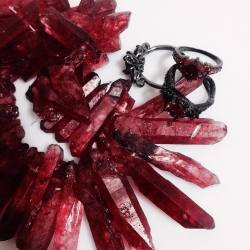 raspberry-corpse:  I fell in love with this bloody quartz so hard 💔✖️💔 Man I will make some beautiful stuff out of it just watch 