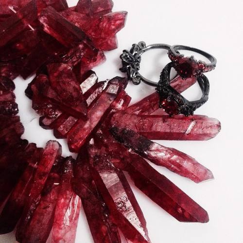 raspberry-corpse:I fell in love with this bloody quartz so hard ✖️ Man I will make some beautiful st