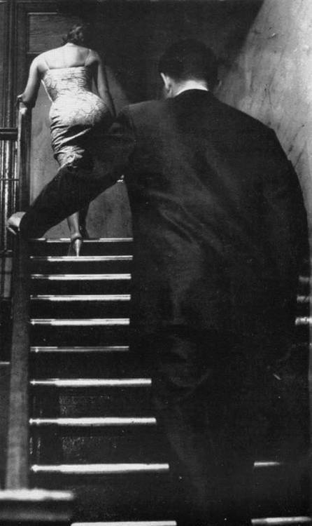 edoardojazzy:The stairway, 1952@Robert Doisneau