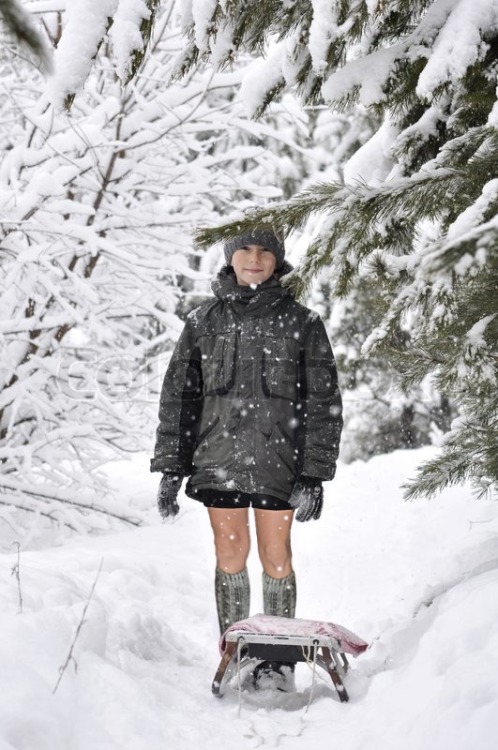 Garçon en culotte courte en hiver.