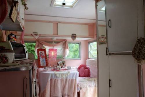 cherrydreamfemme:My boss just texted me this camper on Craigslist in my state and told me it was my 