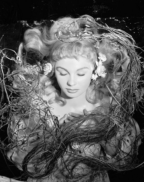 wehadfacesthen:Jean Simmons as Ophelia in Hamlet (Laurence Olivier, 1948). After committing suicide 