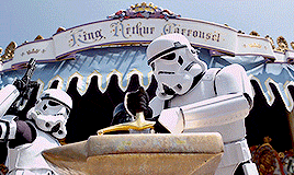 pixelrey:Darth Vader goes to Disneyland