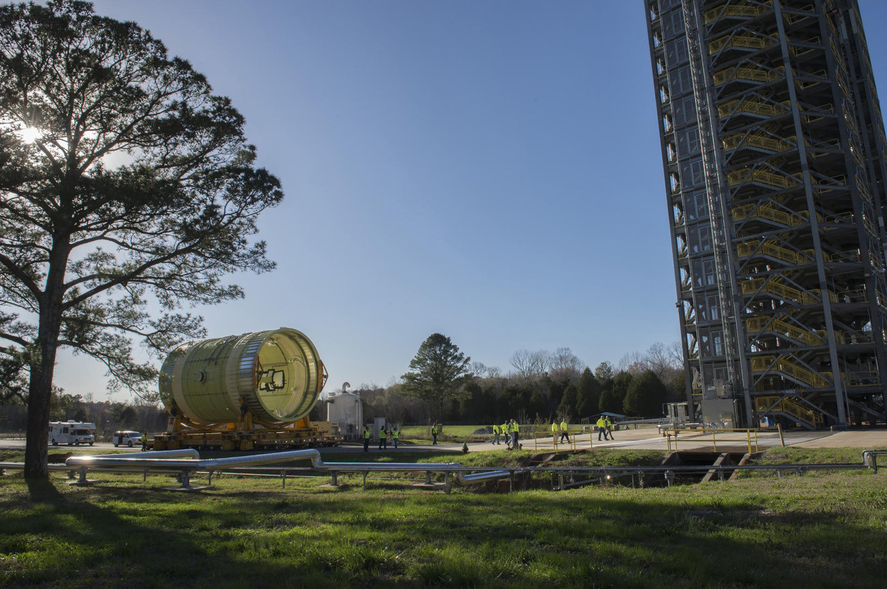 Crews move the intertank structural test article for the SLS rocket to test facilities.