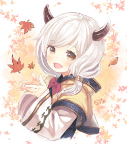 グランブルーファンタジー、kumuyu、hibanar、ボウタイ、ショートヘア、ツインテール、ヘアチューブ、:d、falling leaves、leaf background、low twintails、red bowtie、一人、上半身、アーティスト名前、女一人、悪魔の角、横顔、笑顔、縛られた髪、署名、茶色の瞳、葉、角、赤ネックウェア、赤面、長袖、開口