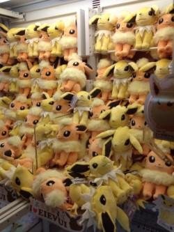 pokemonphototokyo:  Pokemon Photos from Tokyo - Jolteon Flareon big plush dolls claw machine