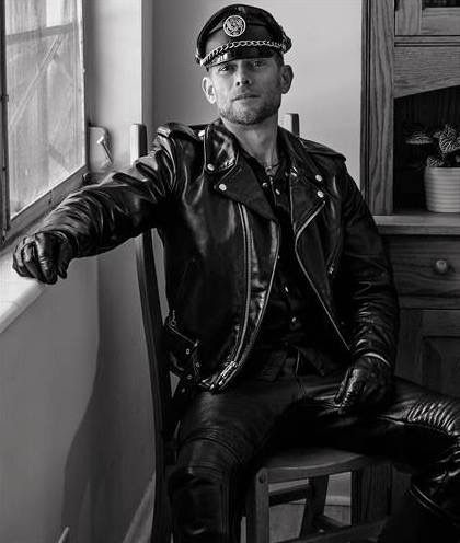 subslamslave:  Black LEATHERS made for MEN to hunt, kill, eat and wear the tanned skins