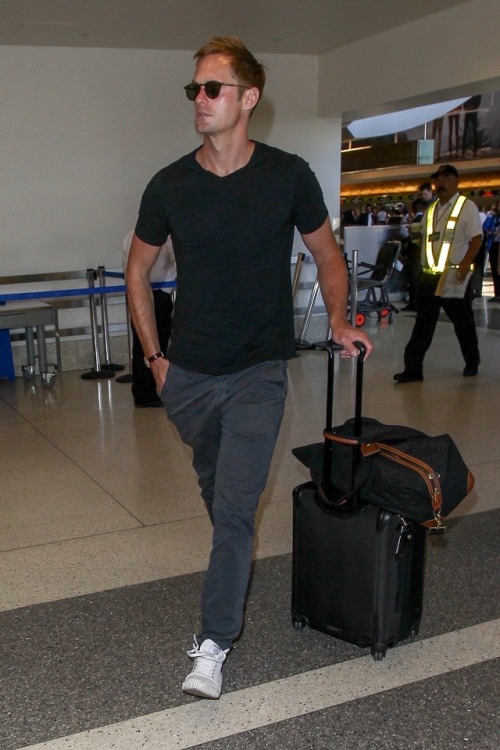 alexanderskarsgardonline:Alexander Skarsgard arriving at LAX airport on 6/28/18 (+)