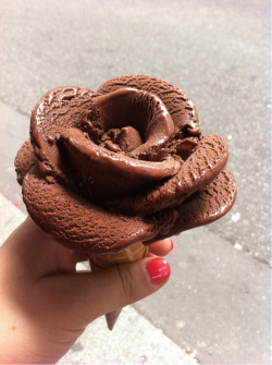 littl3sunflower:  x  Chocolate ice cream roses! Delicious and pretty :p