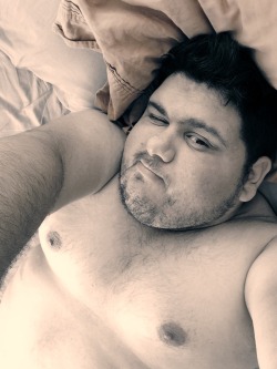 chubbyaddiction:  mrcetpar:   Urgh good morning &gt;_   Good morning hottie…