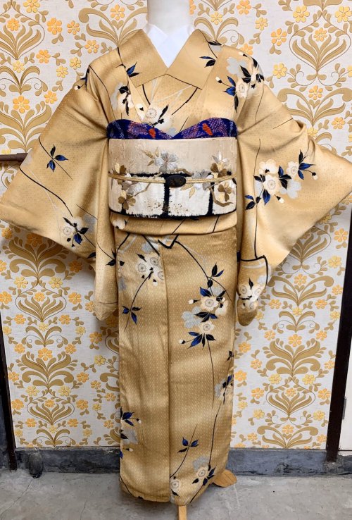Cherry blossoms kimono outfit (antique items from)The obi hints at ginpaku, or silver foil. Those sq