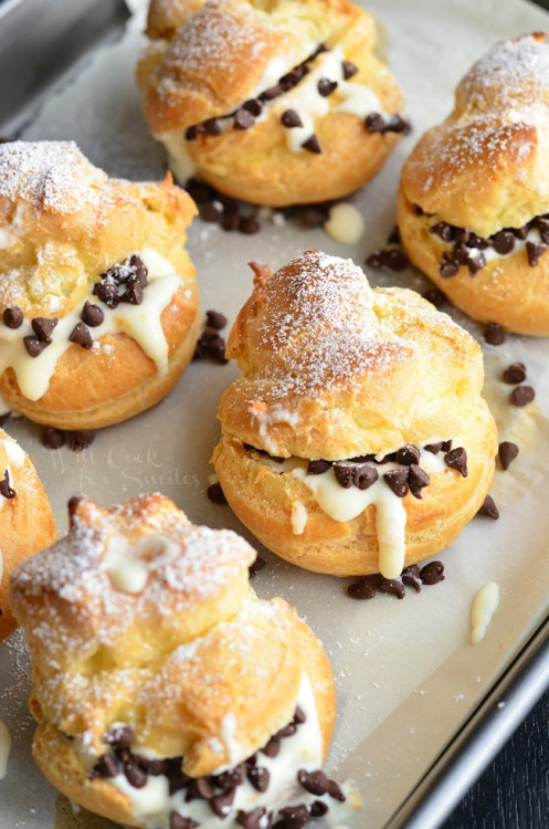 vtasty:  verticalfood:  Cannoli Cream Filled Choux Pastry (Cream Puffs)  verticalfood:  Cannoli Cream Filled Choux Pastry (Cream Puffs) as