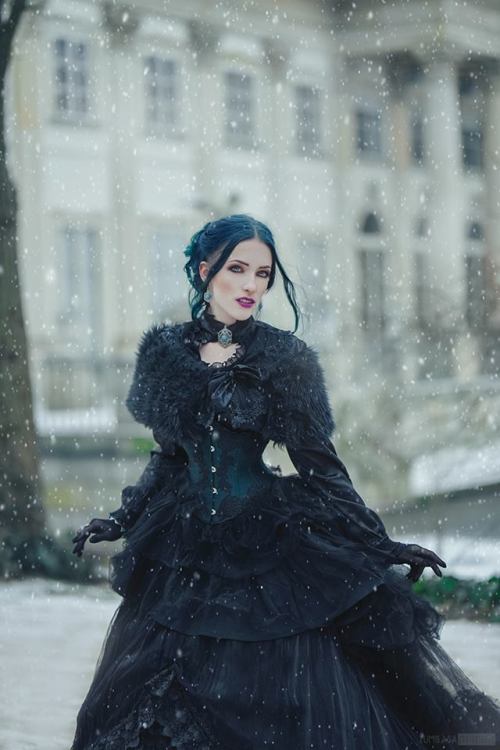 gothicandamazing:    Model: DaedraPhoto: Śliwkowapanna FotografiaDress: @Sinister MUA: @lisipedzelmakeup Welcome to Gothic and Amazing |www.gothicandamazing.com