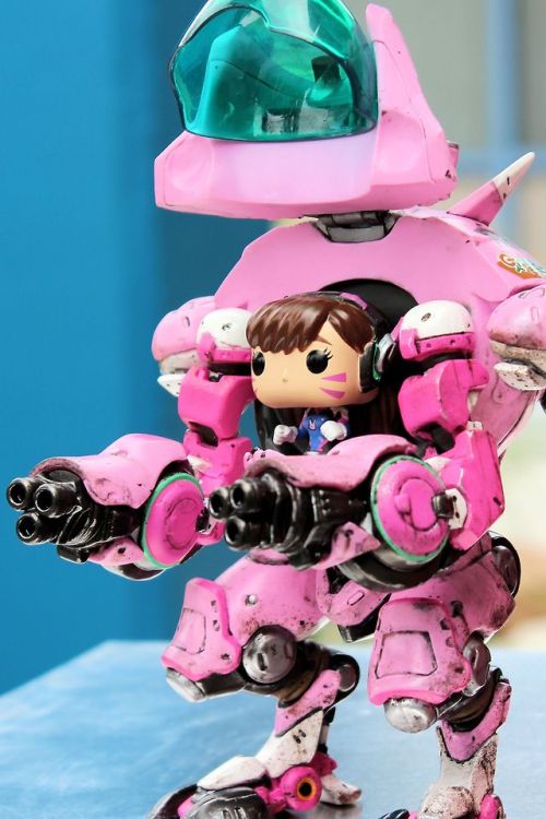 blastwerks: Funko Pop D.VA and Meka figure weathered. Great representation of from Overwatch!