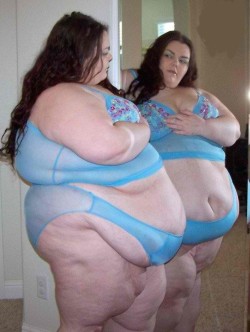 k4ssbbws:  a babe in blue..beautiful. 