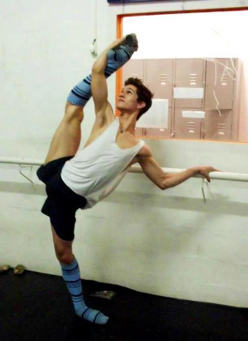 guysdoingthesplits:  (via TumbleOn)