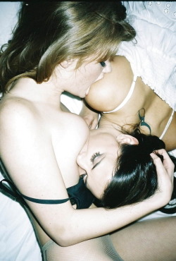 bicurious-bisexual-lesbian:  Holding her