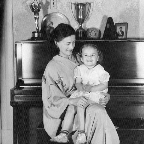 woodnnatalie - Young Natalie Wood with her mother Maria Gurdin.