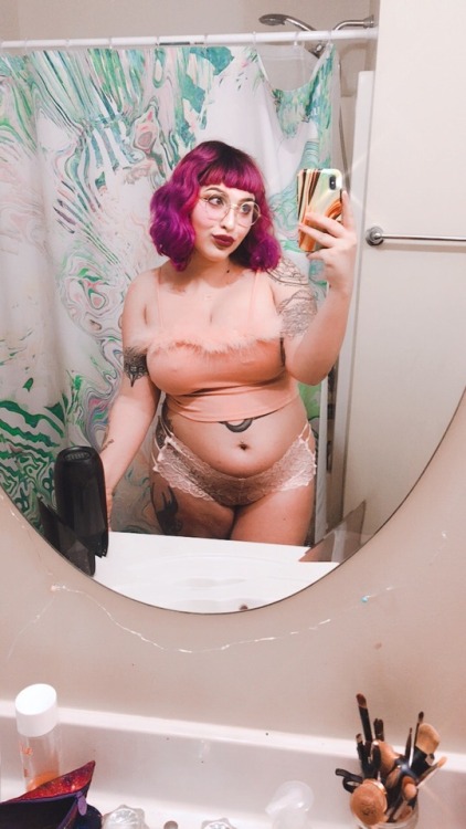 XXX scarybabe:Here’s some chubby bimbo outfits photo