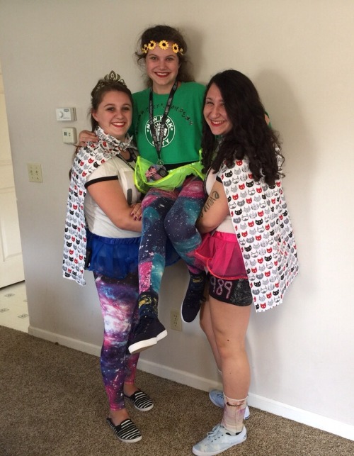 centralperkswift: centralperkswift: Hi taylorswift!! My friends, Ally (blue tutu) and Carson (green 