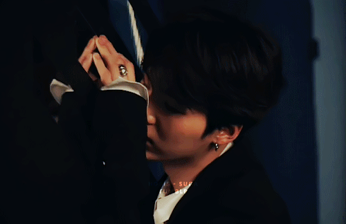so incredibly crazy for you 
{cr. sweaterpawsjimin} #i KNOW these lack good quality and prettyness but i so badly wanted to gif this :(((((  #and i am so happy oi could find a kinda good video :((((( so sorry but i hope you like it regardless #bts#networkbangtan#bangtanarmynet#btsgif#houseofddaeng#trackofthesoul#dailybts#rékagif#shirleytothesea#heyryen#tuserjay#usersky#yoongi#min yoongi#myg#bts yoongi#bts gif#yoongi gif #best of BTS dvd