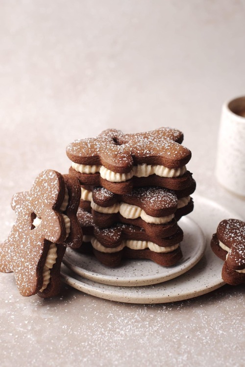 sweetoothgirl:Gingerbread Sandwich Cookies with Ginger Cream Filling