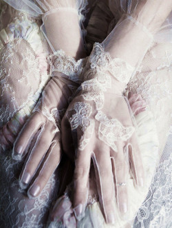 lamorbidezza:Lace gloves from Valentino Haute