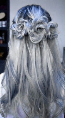 lynlynlyn:  Bild via We Heart It #bluehair #curls #curlyhair #grey #grunge #hair #hairstyle #hairstyles #ombre #vogue - https://weheartit.com/entry/158269245