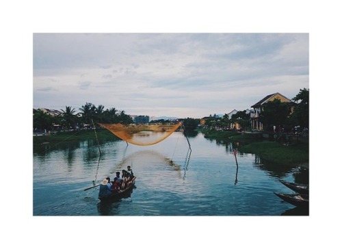 Sóng gợn tràng giang buồn điệp điệp Con thuyền xuôi mái nước song song, Thuyền về nước lại, sầu trăm