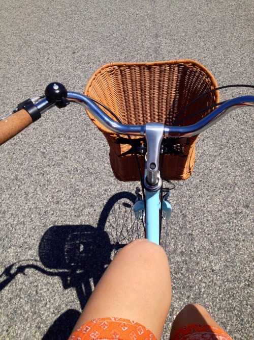 shekillswithkissesxo:  neutralistic:  floricabliss:  lu-cent:  riding my bike down town  making my w