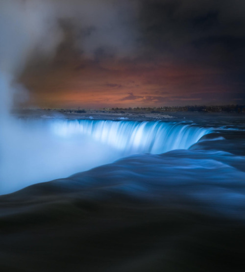 escapekit:  Illuminated Falls Toronto-based photographer Adam Klekotka captured stunning photos of Niagara Falls after two weeks of record-setting temperatures in January 2018. Klekotka explored the icy waterfall at night, discovering an illuminated