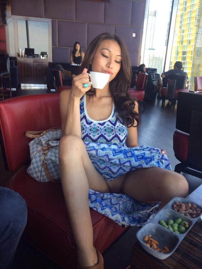 daddyswishes:  lilgirlstephannie:  I love doing this   Flashing in public is so hot!