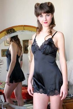 petticoatpower:This is a very short chemise, with beautiful lace trimmings to it.