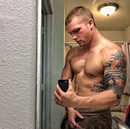 my-uncut-cock-caught-candid:  sjcollegeboi:  well, yes please! texasfratboy:  totally hot muscle stud with adorable smile!  and love those blue eyes!    I think I am in love!